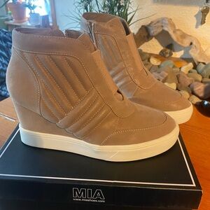 MIA wedge shoes 6